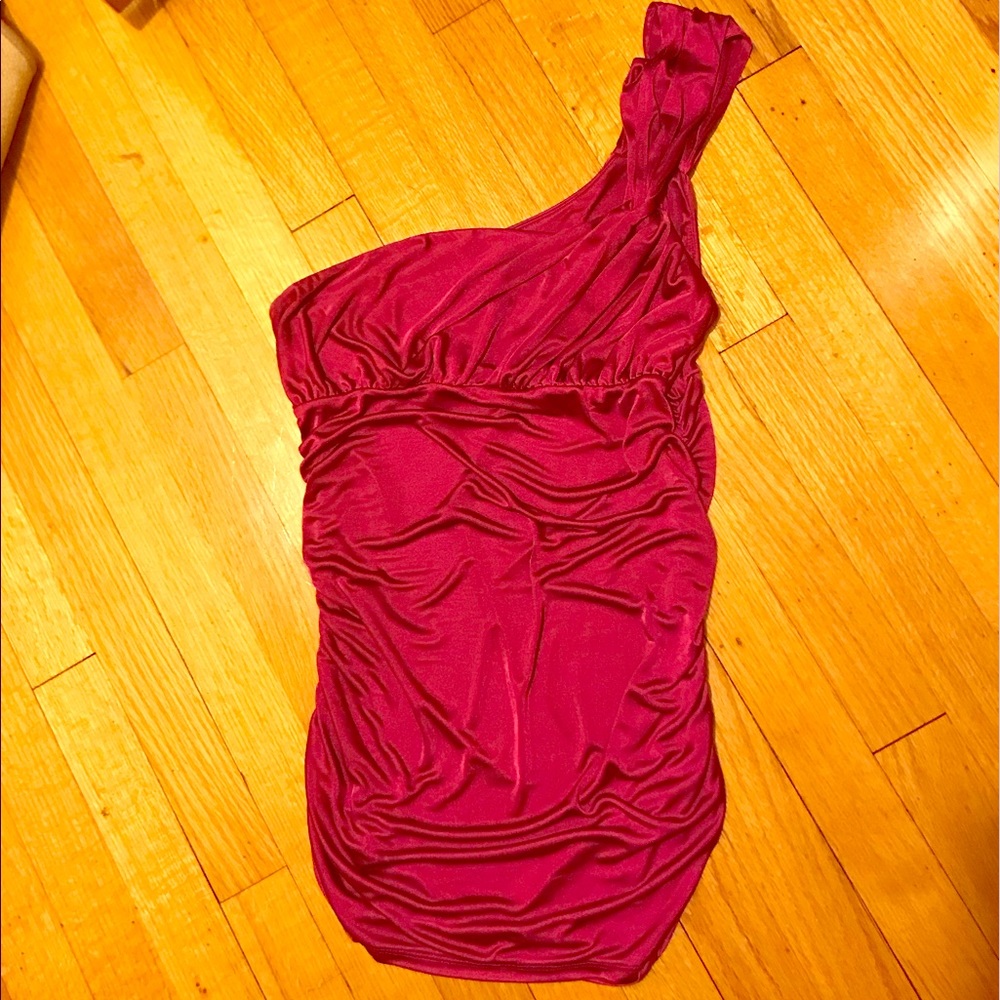 One-shoulder shirt